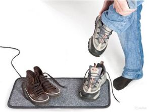 Age shoes as the development of mushrooms on foot nails