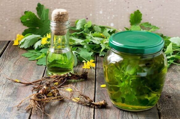 A decoction of medicinal plants is a folk remedy for foot fungus
